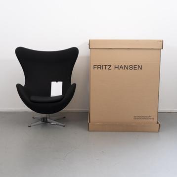 2 Fritz Hansen Egg Chair Zwart Nieuw in de doos beschikbaar voor biedingen