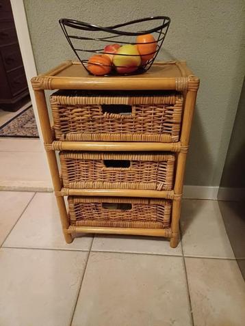 Bamboe ladekastje beschikbaar voor biedingen