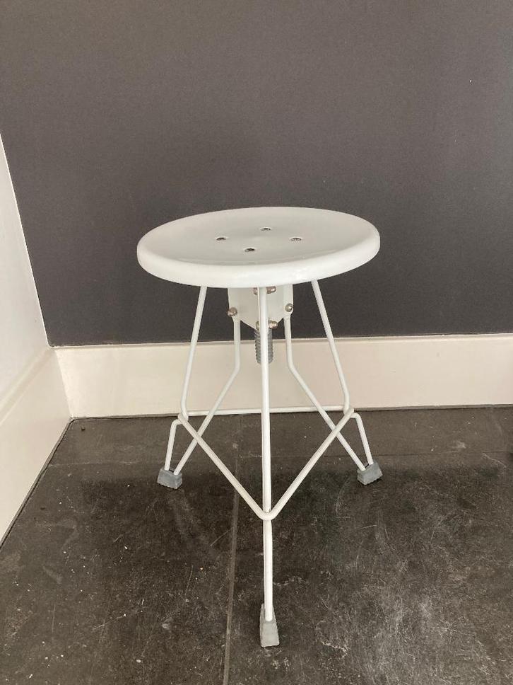 Dulton design verstelbare metalen kruk wit vintage, Huis en Inrichting, Krukjes, Gebruikt, Staal, In hoogte verstelbaar, Ophalen