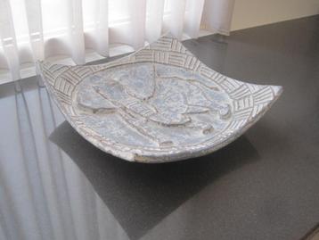 Grote stenen grijze/ blauw achtige schaal 33 x 33 cm. beschikbaar voor biedingen