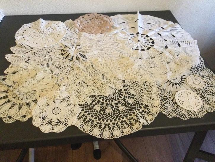 10 zelfgehaakte kleedjes in diverse maten, Antiek en Kunst, Antiek | Kleden en Textiel, Ophalen of Verzenden