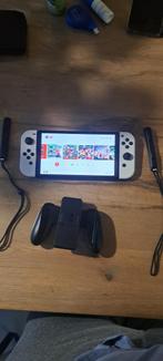 Nintendo Switch oled met screenprotector, Spelcomputers en Games, Spelcomputers | Nintendo Switch, Switch OLED, Met games, Met 2 controllers
