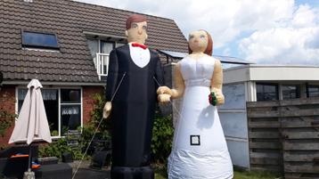 Groot opblaasbaar bruidspaar te huue beschikbaar voor biedingen
