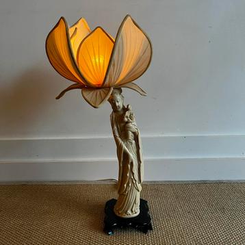 GuanYin Chinese Lamp met Lotus kap vintage beschikbaar voor biedingen