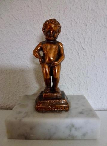 Vintage Manneke pis, koperen beeldje op marmeren voetstuk. beschikbaar voor biedingen