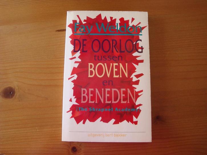 Fay Weldon De oorlog tussen boven en beneden, Boeken, Romans, Zo goed als nieuw, Nederland, Ophalen of Verzenden