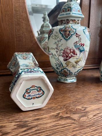 Boch Shanghai Handgeschilderde Vazen beschikbaar voor biedingen