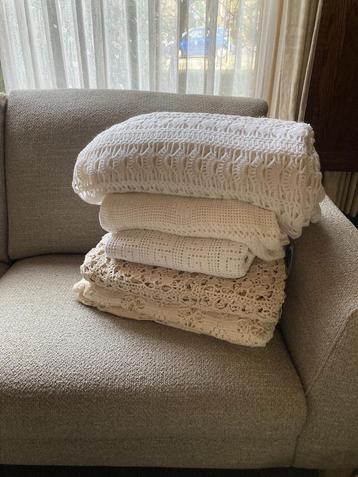 Brocante oude sprei - spreien - tafelkleden beschikbaar voor biedingen