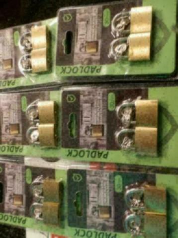 Padlock sloten met sleutels nieuw groot model en klein model beschikbaar voor biedingen