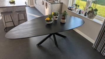 Grote kiezelvormige eettafel massief eikenhout beschikbaar voor biedingen