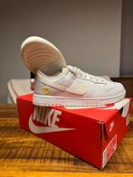 Nike Dunk Low Valentine’s day Yellow Heart - maat 42,5, Kleding | Dames, Schoenen, Wit, Nike, Nieuw, Ophalen of Verzenden
