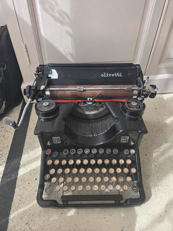 Mooie nog werkende Olivetti typemachine beschikbaar voor biedingen