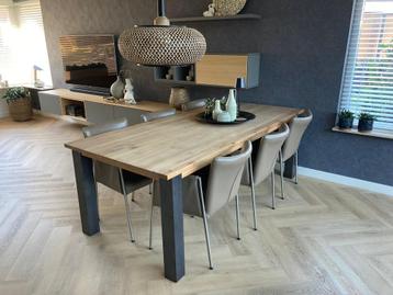 Te kop mooie eettafel van Teak beschikbaar voor biedingen