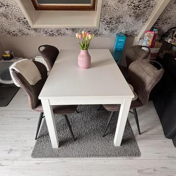 Uitschuifbare eettafel + witte stoelen
