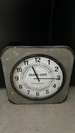 Riverdale grand cafe grote klok, Huis en Inrichting, Woonaccessoires | Klokken, Ophalen, Gebruikt