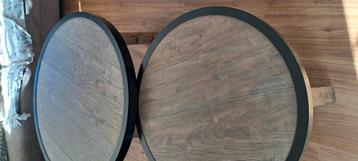 2 ronde tafels  beschikbaar voor biedingen