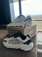 Yeezy Boost 700 MNVN ANALOG LACELESS | Maat 44/9,5, Kleding | Heren, Schoenen, Nieuw, Ophalen of Verzenden, Yeezy, Wit