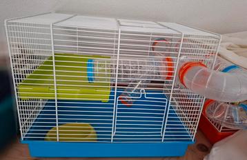 Hele mooie grote hamsterkooi met buizen Ferplast beschikbaar voor biedingen