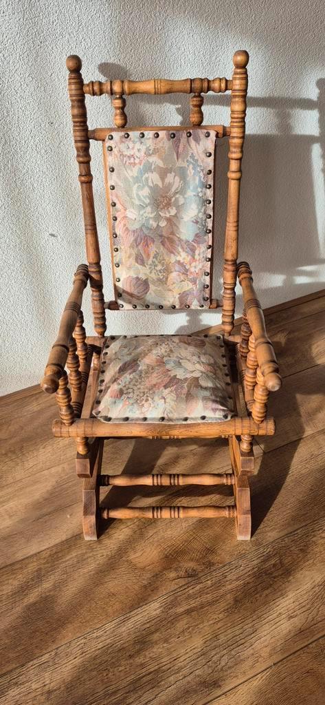 Klein Antiek Schommelstoeltje, Antiek en Kunst, Antiek | Meubels | Stoelen en Banken, Ophalen of Verzenden