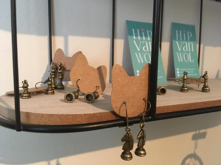 Schaakstukken, Sieraden, Tassen en Uiterlijk, Oorbellen, Nieuw, Hangers, Overige materialen, Bruin, Ophalen of Verzenden