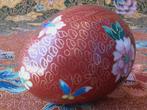 Mooi oud Chinees ei van cloisonne met bloemen 8,3 cm.