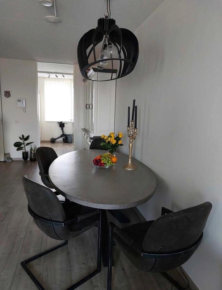 Betonlook ovale eettafel + 4 stoelen + lamp, Huis en Inrichting, Lampen | Hanglampen, Gebruikt, 75 cm of meer, Metaal, Ophalen