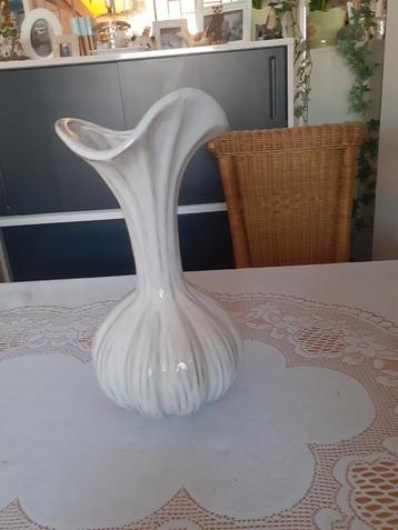 Glas vaas in knoflook form,daankromhout beschikbaar voor biedingen