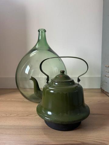 Antieke theepot beschikbaar voor biedingen