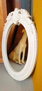 Grote brocante, vintage ovale witte spiegel in Barokke lijst, Huis en Inrichting, Woonaccessoires | Spiegels, Minder dan 50 cm
