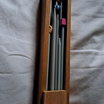 Vintage Breinaalden in Houten Doos beschikbaar voor biedingen