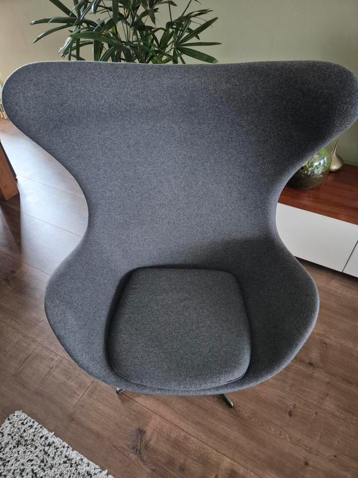 Grijze replica Egg Chair naar het model van Arne Jacobsen, Huis en Inrichting, Fauteuils, Zo goed als nieuw, Stof, Minder dan 50 cm