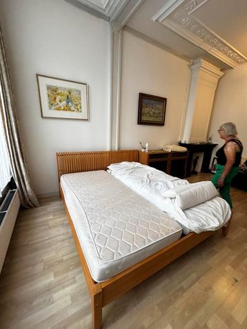 Tweepersoons houten bed - moet weg