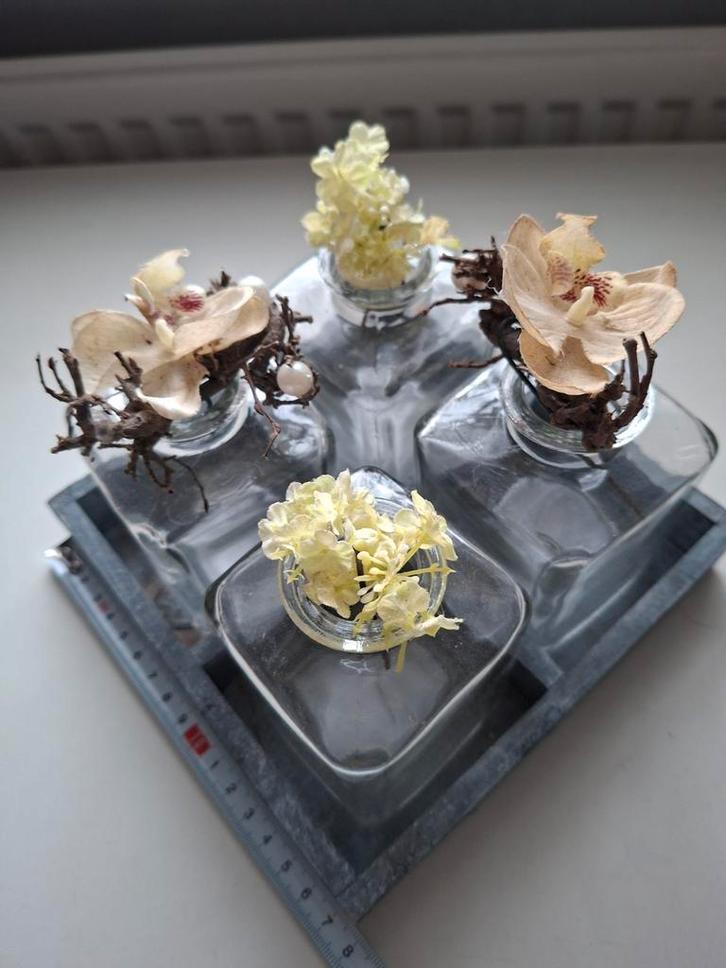 Vierkant plateau + glazen vierkante vaasjes + klein bloemetj, Huis en Inrichting, Woonaccessoires | Dienbladen, Zo goed als nieuw