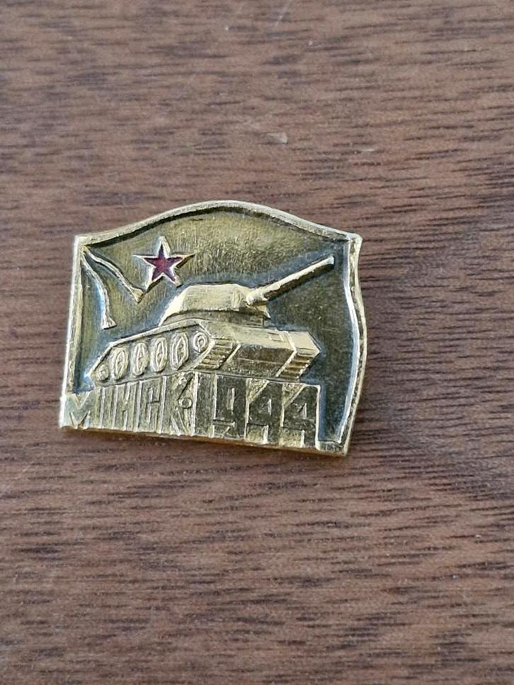 R 040 Minsk 1944 Sovjet Tank Speldje, Verzamelen, Speldjes, Pins en Buttons, Gebruikt, Speldje of Pin, Overige onderwerpen, Ophalen of Verzenden