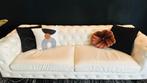 Luxe witte 3-zits bank in Chesterfield stijl, Huis en Inrichting, Ophalen, Driepersoons, 75 tot 100 cm, Zo goed als nieuw