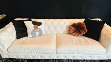 Luxe witte 3-zits bank in Chesterfield stijl beschikbaar voor biedingen