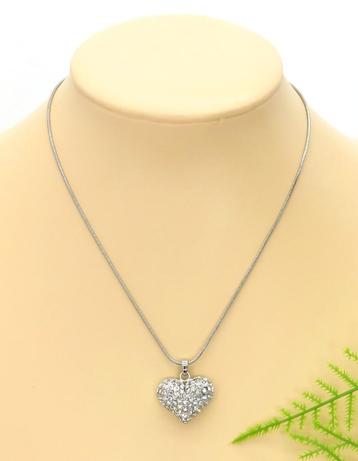 Zeer mooie zilver gekleurde halsketting met strass hart pend beschikbaar voor biedingen