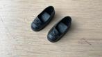 Vintage jaren 70 Barbie sindy fleur bow schoenen zwart, Verzamelen, Poppen, Ophalen of Verzenden, Gebruikt, Accessoires