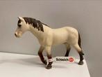 Schleich Manegepaard met Rode beenbeschermers met vaan 13706, Ophalen of Verzenden, Zo goed als nieuw, Paard, Beeldje of Figuurtje