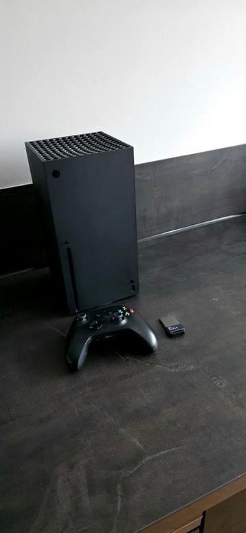 2 TB Xbox series X + controller  beschikbaar voor biedingen