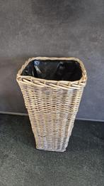 Hoge brocante bloempot, riet, rotan, vierkant. 40 cm. S47, Huis en Inrichting, Ophalen of Verzenden, Groenteplant, Halfschaduw