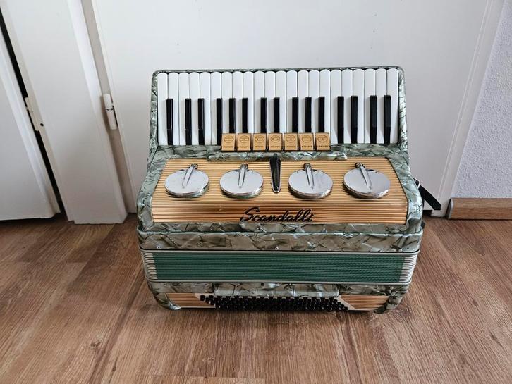 Scandalli accordeon 80 bas, Muziek en Instrumenten, Accordeons, Zo goed als nieuw, Toetsaccordeon, 80-bas, Scandalli, Met koffer