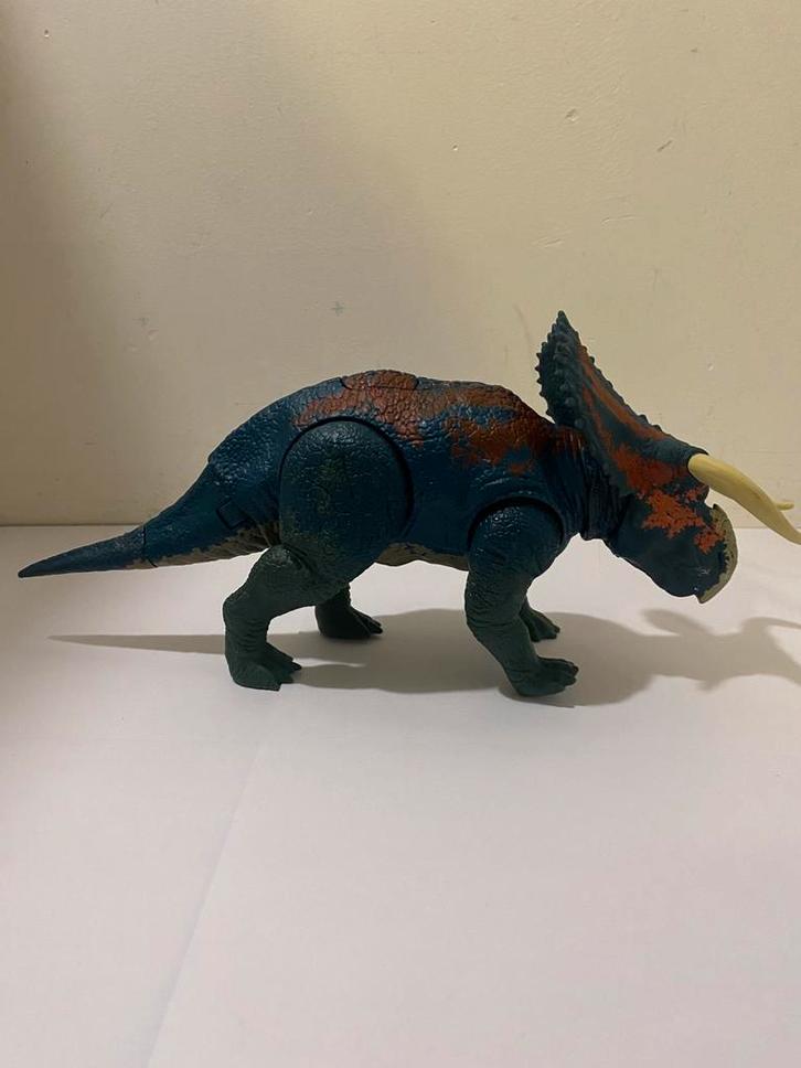 Jurassic World Battle at Big Rock Nasutoceratops Dino figuur, Kinderen en Baby's, Speelgoed | Actiefiguren, Zo goed als nieuw