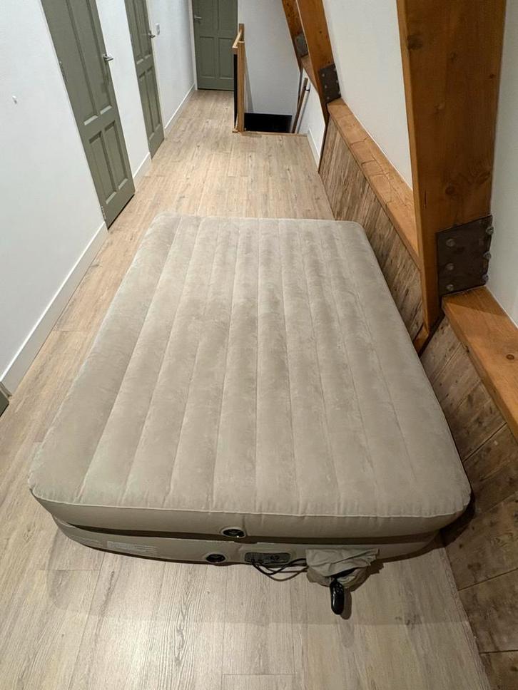 Intex Luchtbed Tweepersoons - Comfortabel Slapen, Caravans en Kamperen, Luchtbedden, Zo goed als nieuw, Ophalen of Verzenden