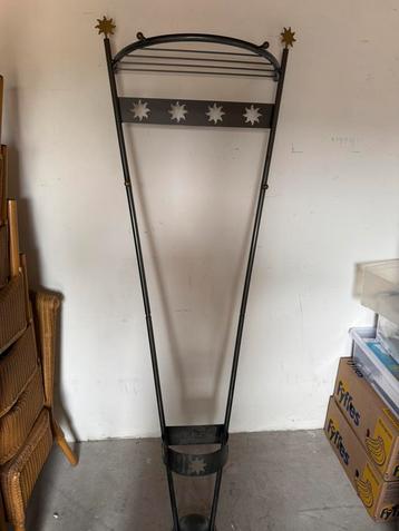 Kapstok beschikbaar voor biedingen