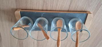 Amuseglaasjes met Lepels & Serveerplank beschikbaar voor biedingen