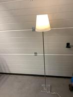 Moderne Witte Staande Lamp, Huis en Inrichting, Lampen | Vloerlampen, Gebruikt, Ophalen of Verzenden, Metaal, Modern