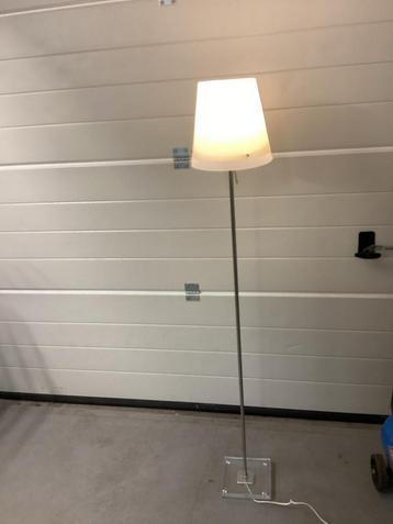 Moderne Witte Staande Lamp beschikbaar voor biedingen