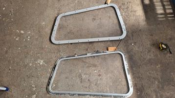 2 plexiglas ramen beschikbaar voor biedingen