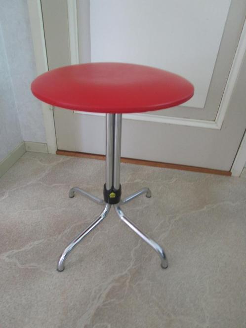 Brabantia krukje, verchroomde poten met rode zitting, Huis en Inrichting, Krukjes, Gebruikt, Ophalen of Verzenden